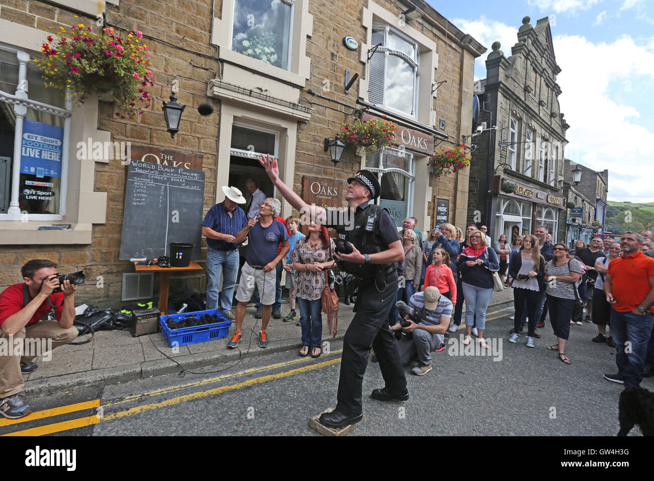 Ramsbottom, UK. 11 Settembre, 2016. PC Andy Fergusson, un'area Sgt da seppellire la polizia prende parte alla Black Pudding Lobbing campionati a Ramsbottom, Lancashire, 11 settembre 2016 Credit: Barbara Cook/Alamy Live News Foto Stock