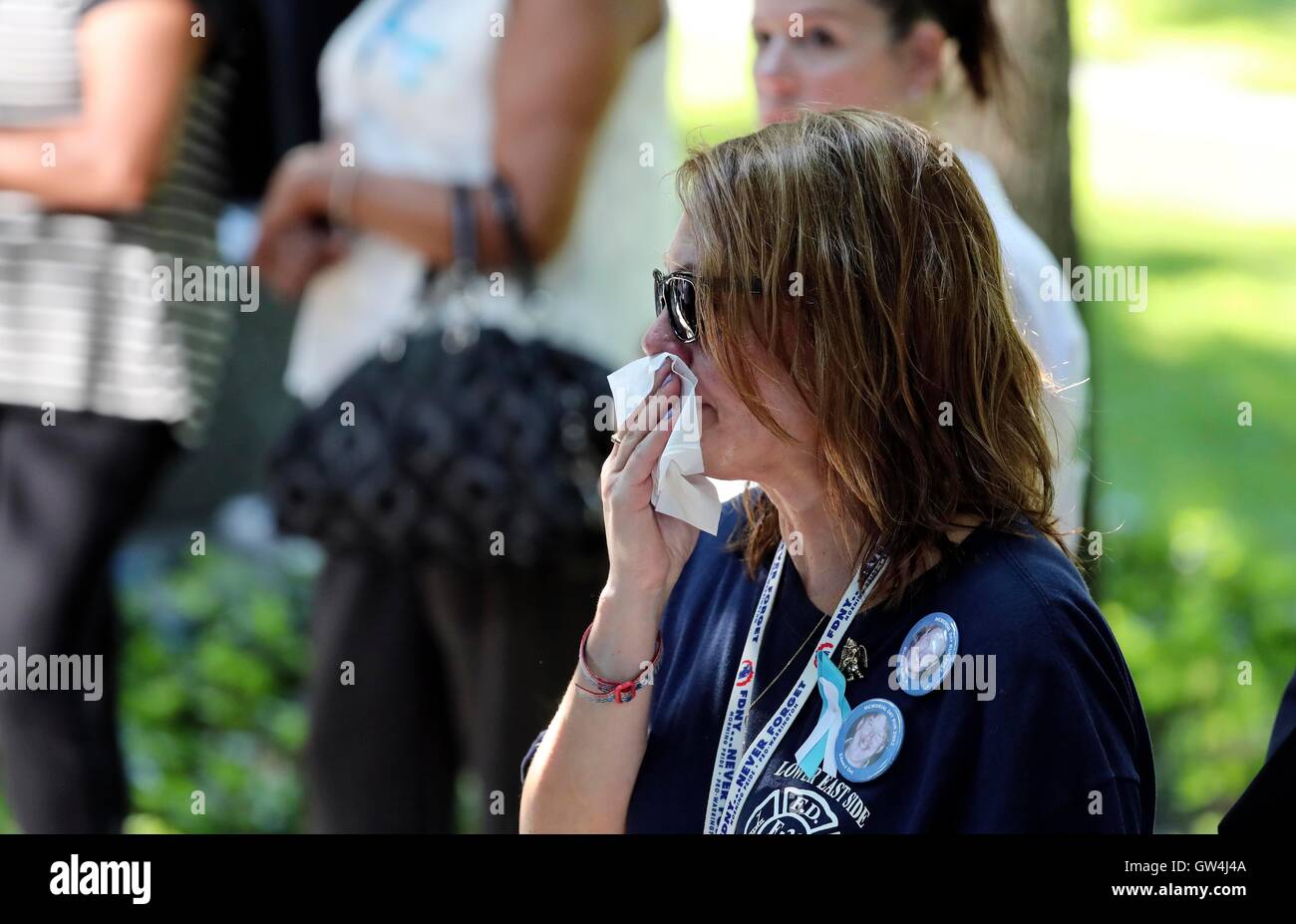 New York, Stati Uniti d'America. Undicesimo Sep, 2016. Una donna che grida nel corso di una cerimonia che segna il quindicesimo anniversario di attacchi dell 11 settembre presso il National 9/11 Memorial, a New York, gli Stati Uniti e il 7 settembre 11, 2016. Gli Stati Uniti di domenica ha commemorato il quindicesimo anniversario degli attacchi dell'11 settembre. Credito: Wang Ying/Xinhua/Alamy Live News Foto Stock