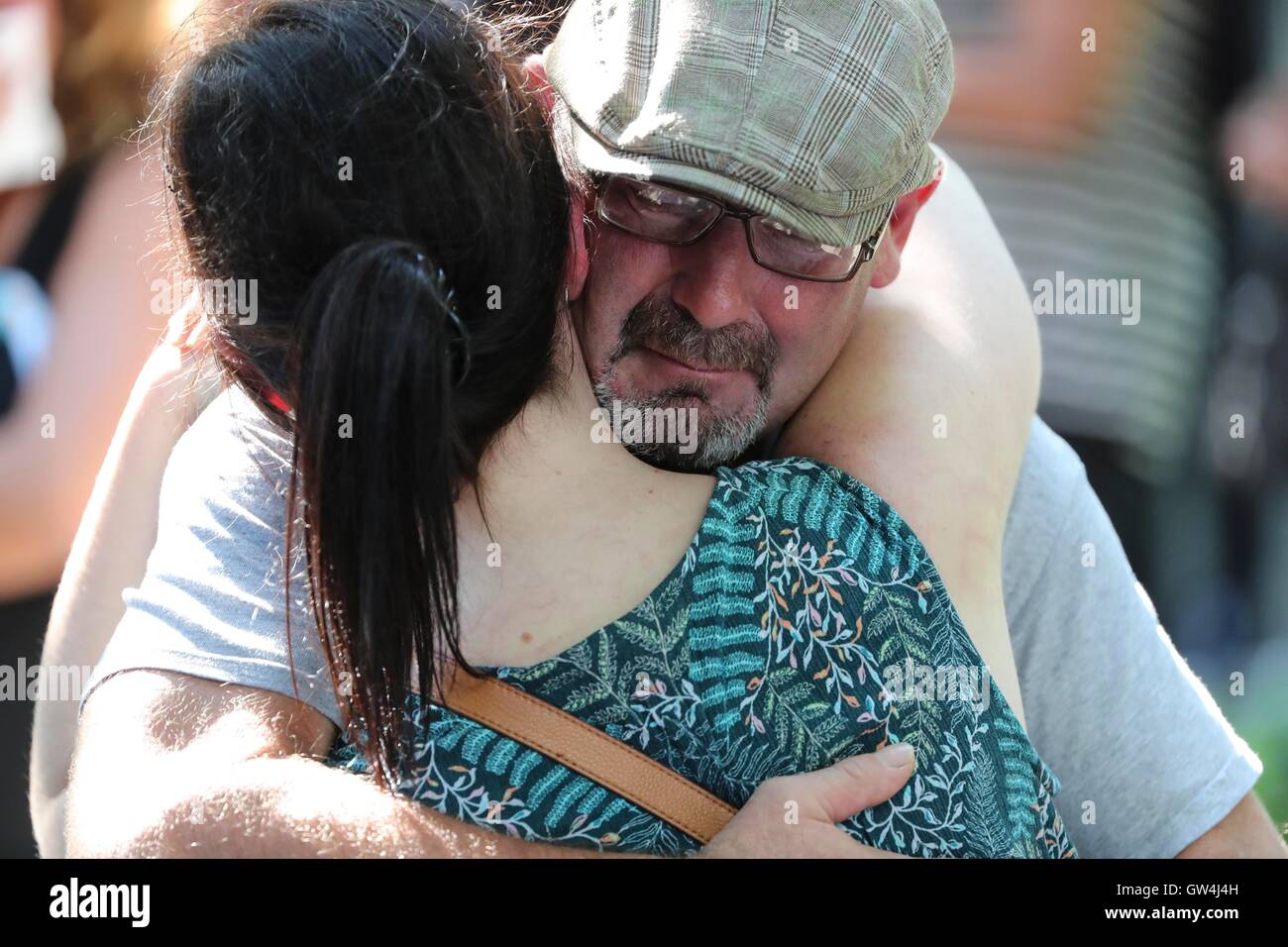 New York, Stati Uniti d'America. Undicesimo Sep, 2016. Due persone abbracciarsi durante una cerimonia segna il quindicesimo anniversario di attacchi dell 11 settembre presso il National 9/11 Memorial, a New York, gli Stati Uniti e il 7 settembre 11, 2016. Gli Stati Uniti di domenica ha commemorato il quindicesimo anniversario degli attacchi dell'11 settembre. Credito: Wang Ying/Xinhua/Alamy Live News Foto Stock