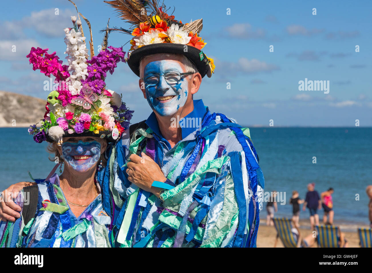 Swanage, Dorset, Regno Unito. Undicesimo Sep, 2016. La folla gregge per il secondo giorno di Swanage Folk Festival su un glorioso giorno caldo e soleggiato per vedere i gruppi di danza e musica lungo il lungomare. Morris ballerini, membri del confine di Exmoor Morris group Credit: Carolyn Jenkins/Alamy Live News Foto Stock