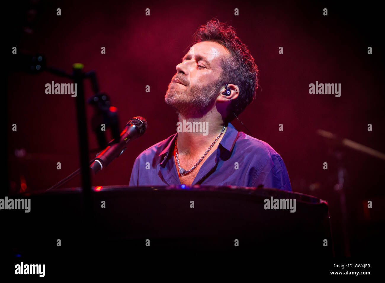 Milano, Italia. Decimo Sep, 2016. L'alternativa italiana rock band AFTERHOURS e il cantante-cantautore Daniele Silvestri si esibisce dal vivo sul palco a carroponte per una serata dedicata a 40 anni della Radio Popolare Credito: Rodolfo Sassano/Alamy Live News Foto Stock