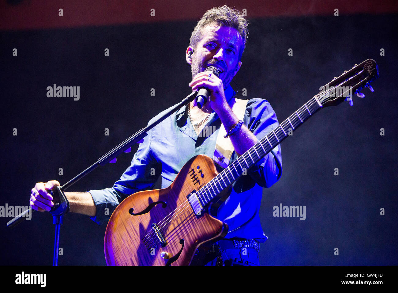 Milano, Italia. Decimo Sep, 2016. L'alternativa italiana rock band AFTERHOURS e il cantante-cantautore Daniele Silvestri si esibisce dal vivo sul palco a carroponte per una serata dedicata a 40 anni della Radio Popolare Credito: Rodolfo Sassano/Alamy Live News Foto Stock