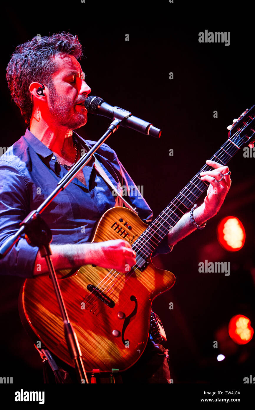 Milano, Italia. Decimo Sep, 2016. L'alternativa italiana rock band AFTERHOURS e il cantante-cantautore Daniele Silvestri si esibisce dal vivo sul palco a carroponte per una serata dedicata a 40 anni della Radio Popolare Credito: Rodolfo Sassano/Alamy Live News Foto Stock