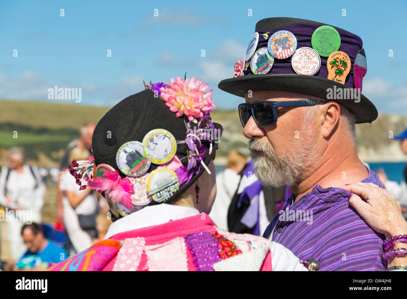 Swanage, Dorset, Regno Unito 11 Settembre 2016. La folla gregge per il secondo giorno di Swanage Folk Festival su un glorioso giorno caldo e soleggiato per vedere i gruppi di danza e musica lungo il lungomare. Morris ballerini, membri di Guith Morris. Credito: Carolyn Jenkins/Alamy Live News Foto Stock
