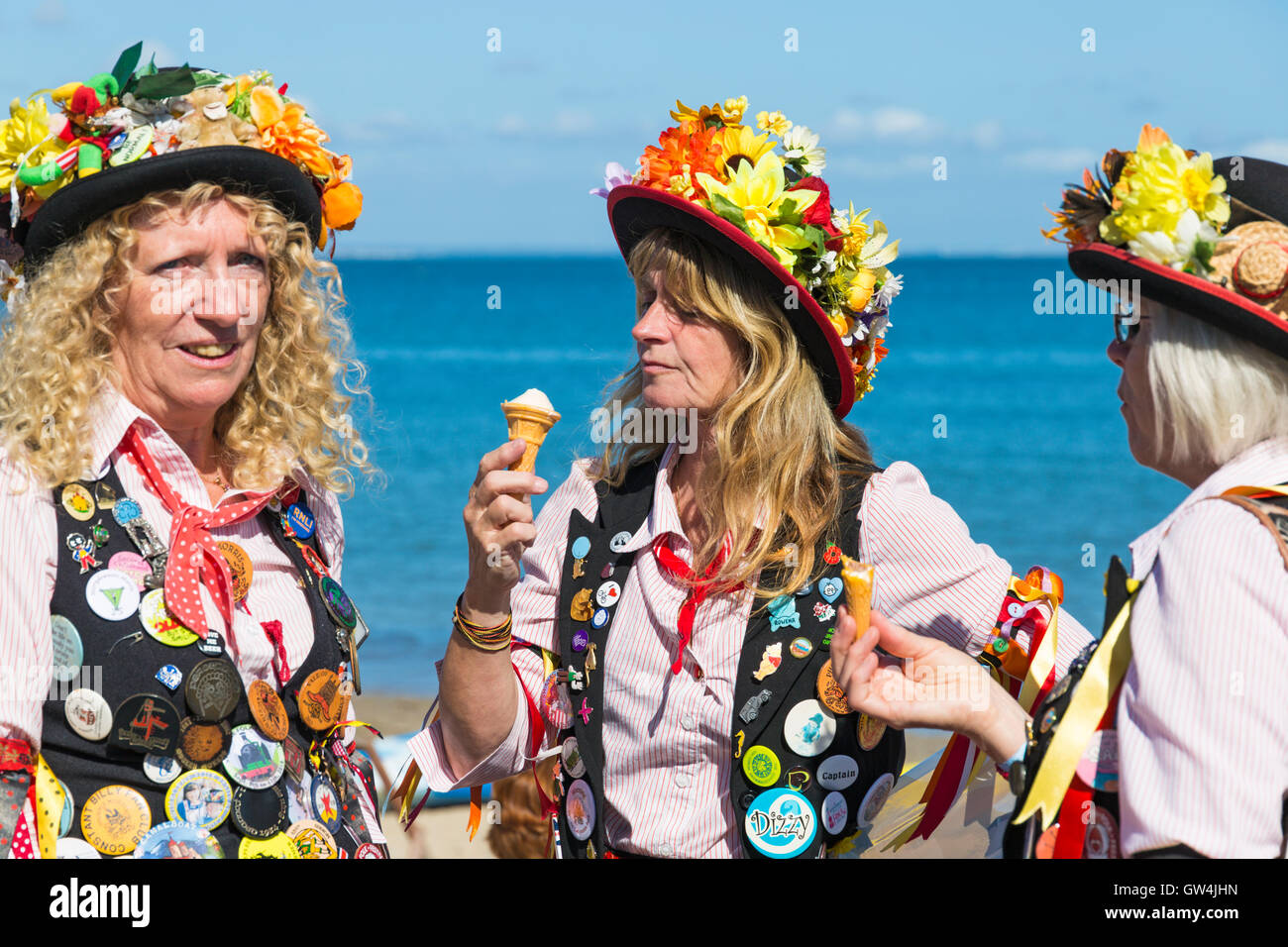 Swanage, Dorset, Regno Unito. Undicesimo Sep, 2016. La folla gregge per il secondo giorno di Swanage Folk Festival su un glorioso giorno caldo e soleggiato per vedere i gruppi di danza e musica lungo il lungomare. Morris ballerini, membri di Phoenix Morris interrompere per un gelato di pausa. Credito: Carolyn Jenkins/Alamy Live News Foto Stock