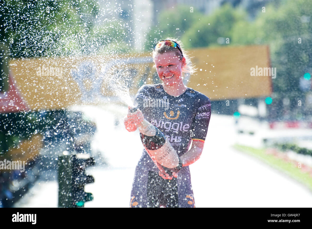 Madrid, Spagna. 11 Settembre, 2016. Mia Radotic (muoversi ad alta5) celebra la sua vittoria sul podio di una giornata di gara di UCI donne del mondo Tour 'Madrid sfida' il 11 settembre, 2016 a Madrid, Spagna. Credito: David Gato/Alamy Live News Foto Stock