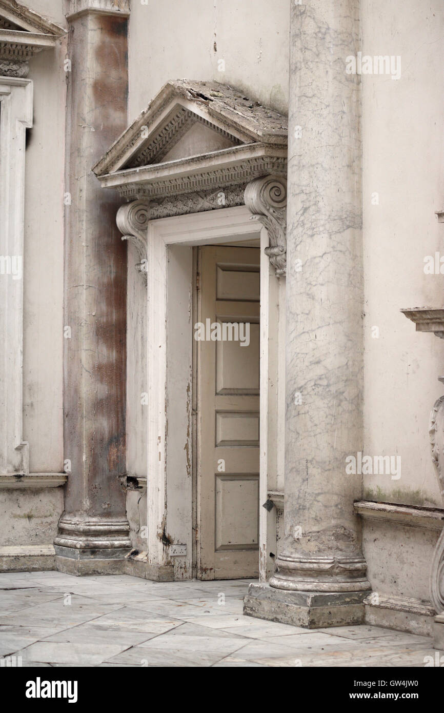 Clandon Park Surrey, Inghilterra, Regno Unito. 11 settembre 2016. Clandon Park stile Palladiano masion in Surrey tenuto un libero di entrare Heritage Open Day Weekend. La casa è stata devastata da un enorme incendio in aprile 2015 e a seguito di lavori per fissare la struttura dell'edificio, il pubblico ora sono stato invitato a tornare a vedere la scala del danno. Credito: Julia Gavin UK/Alamy Live News Foto Stock