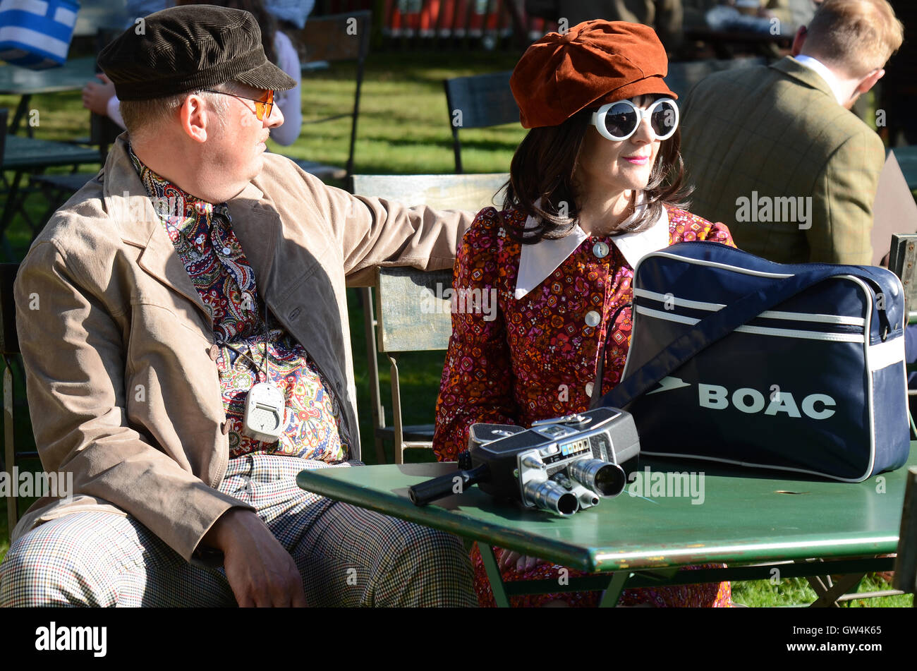 Il Goodwood. Matura in questo periodo per abbigliamento. Maschio. Femmina con classic BOAC volo aereo in borsa. Anni Sessanta Foto Stock