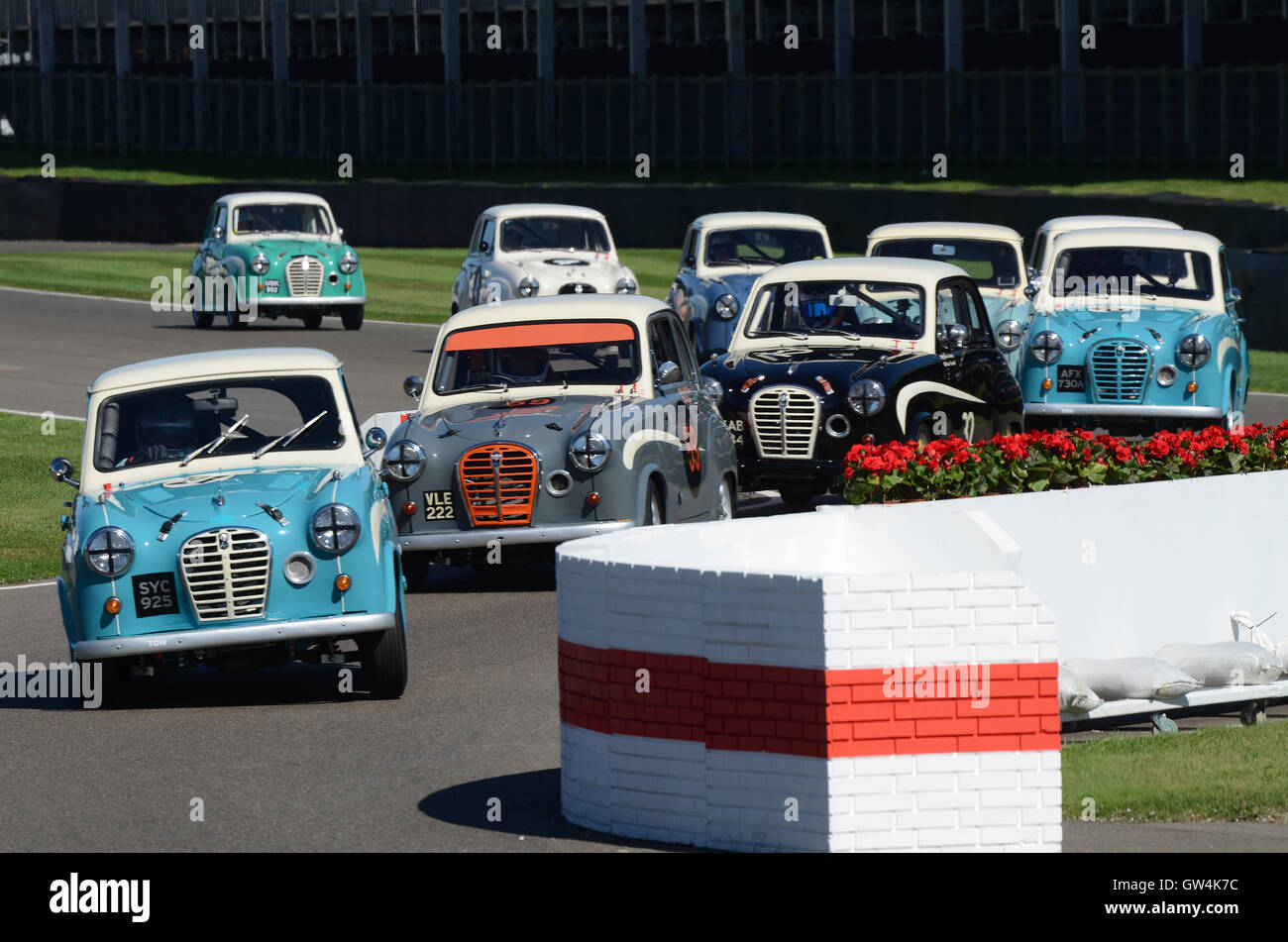 Il Goodwood Revival. Austin A35 auto d'epoca che corrono attraverso la chicane Foto Stock