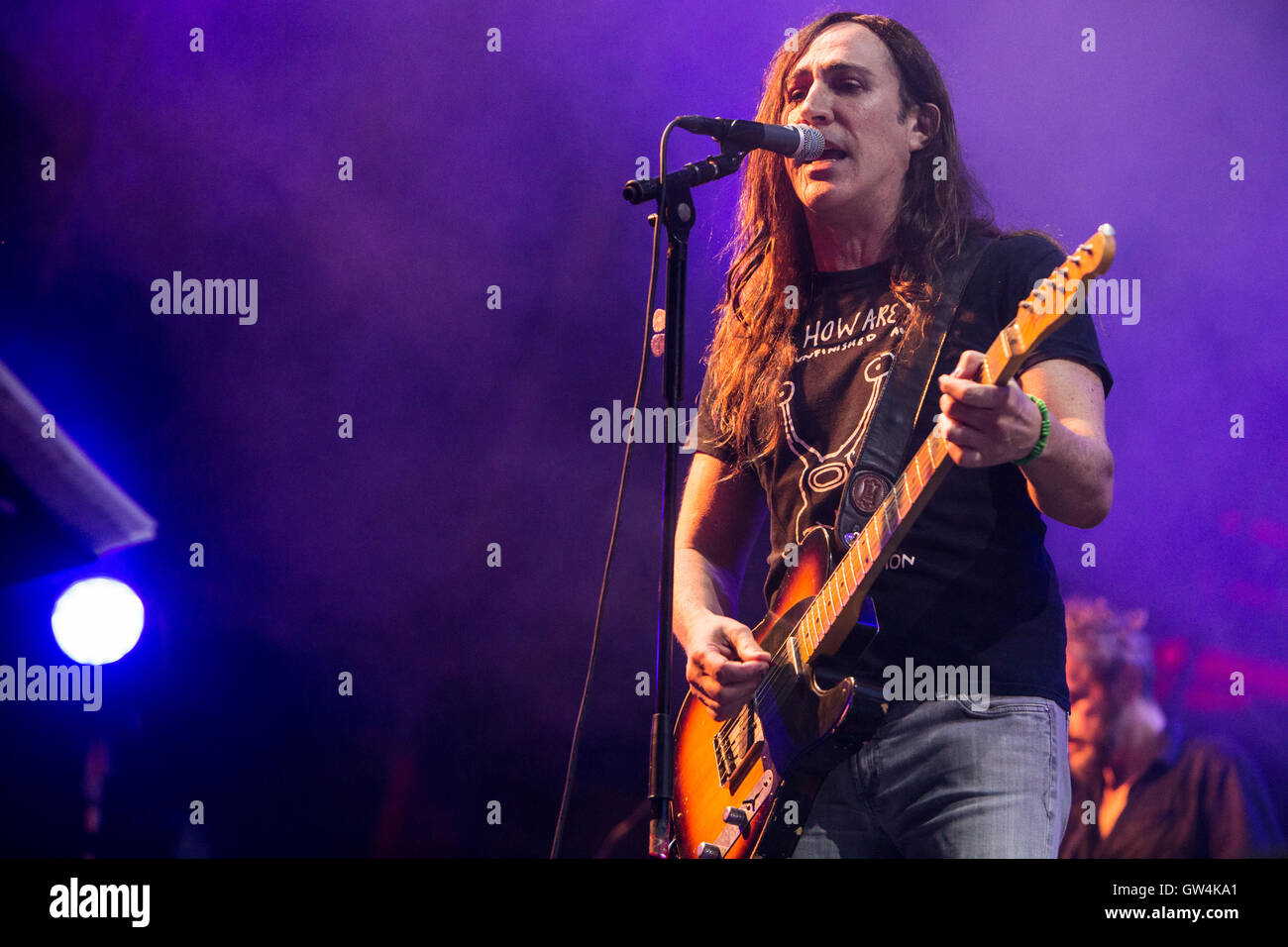 Milano, Italia. Decimo Sep, 2016. L'alternativa italiana rock band AFTERHOURS e il cantante-cantautore Daniele Silvestri si esibisce dal vivo sul palco a carroponte per una serata dedicata a 40 anni della Radio Popolare Credito: Rodolfo Sassano/Alamy Live News Foto Stock