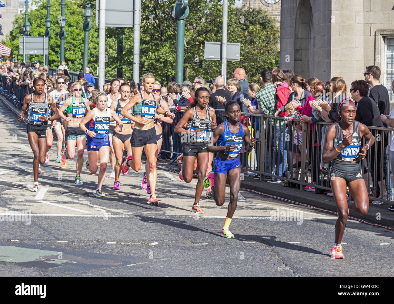 Newcastle upon Tyne, Regno Unito. Undicesimo Sep, 2016. Donne celebri Corridori competere nel grande Nord eseguire mezza maratona. Credito: Giuseppe Gallia/Alamy Live News Foto Stock