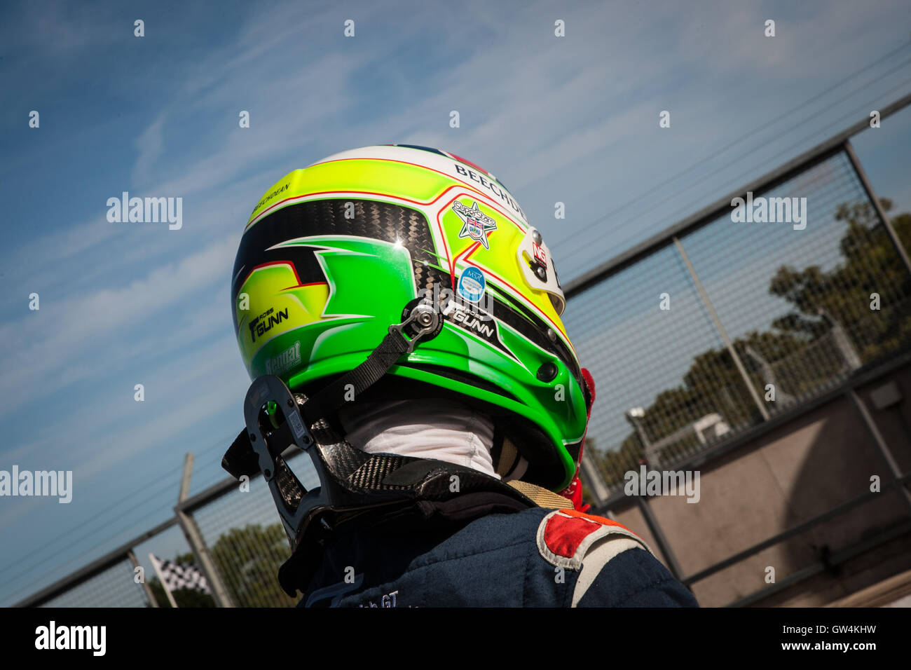 Donington, UK. 11 Settembre, 2016. Ross Gunn in pit lane in attesa di fare un driver pratica cambia durante il warm-up Credit: Steven roe/Alamy Live News Foto Stock