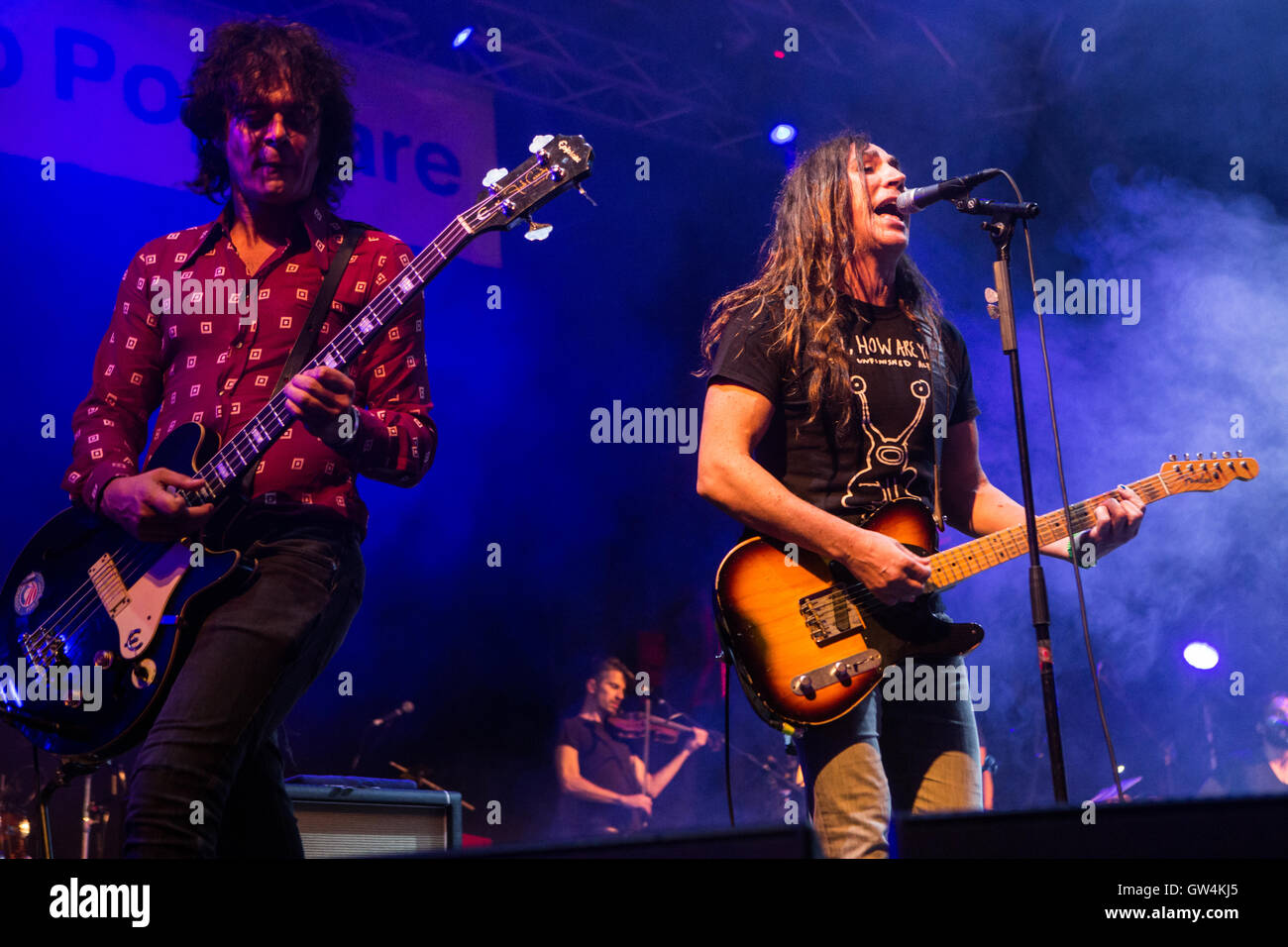 Milano, Italia. Decimo Sep, 2016. L'alternativa italiana rock band AFTERHOURS e il cantante-cantautore Daniele Silvestri si esibisce dal vivo sul palco a carroponte Credito: Rodolfo Sassano/Alamy Live News Foto Stock