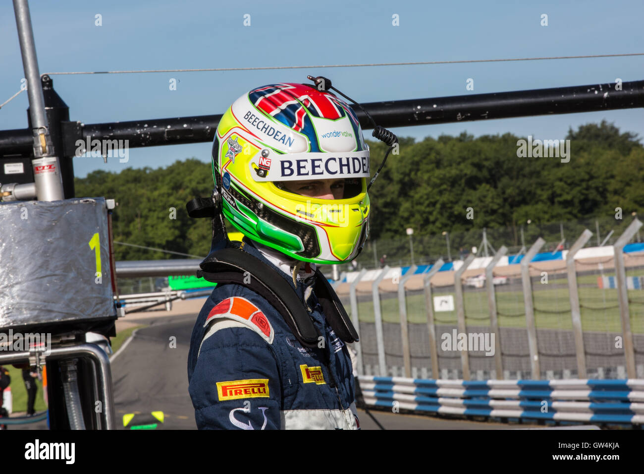 Donington, UK. 11 Settembre, 2016. Ross Gunn in pit lane in attesa di fare un driver pratica cambia durante il warm-up Credit: Steven roe/Alamy Live News Foto Stock