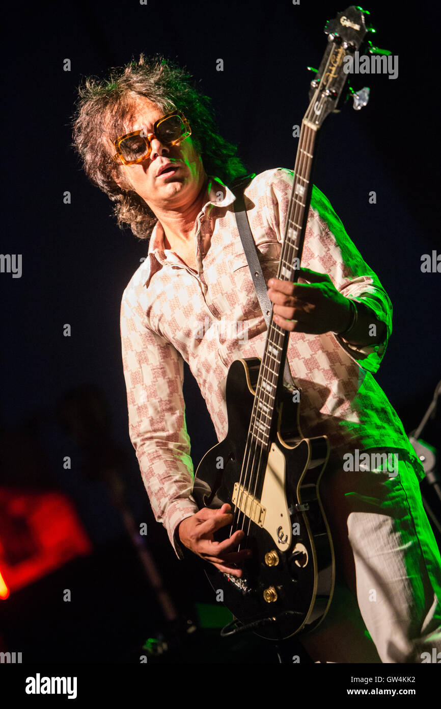 Milano, Italia. Decimo Sep, 2016. L'alternativa italiana rock band AFTERHOURS e il cantante-cantautore Daniele Silvestri si esibisce dal vivo sul palco a carroponte Credito: Rodolfo Sassano/Alamy Live News Foto Stock