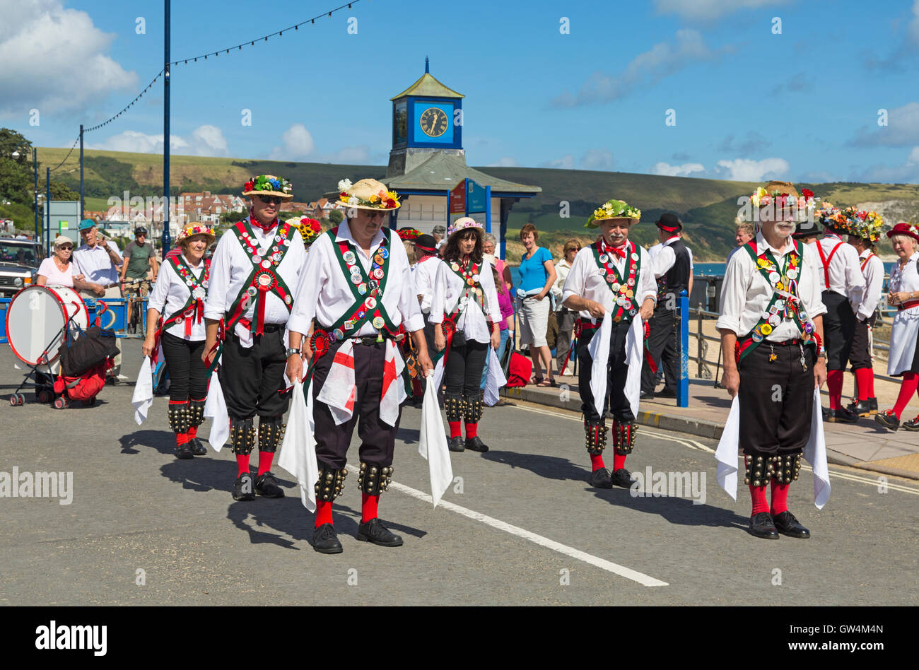 Swanage, Dorset, Regno Unito 11 Settembre 2016. La folla gregge per il secondo giorno di Swanage Folk Festival su un glorioso giorno caldo e soleggiato per vedere i gruppi di danza e musica lungo il lungomare. Morris ballerini Merrydowners Morris eseguire. Credito: Carolyn Jenkins/Alamy Live News Foto Stock