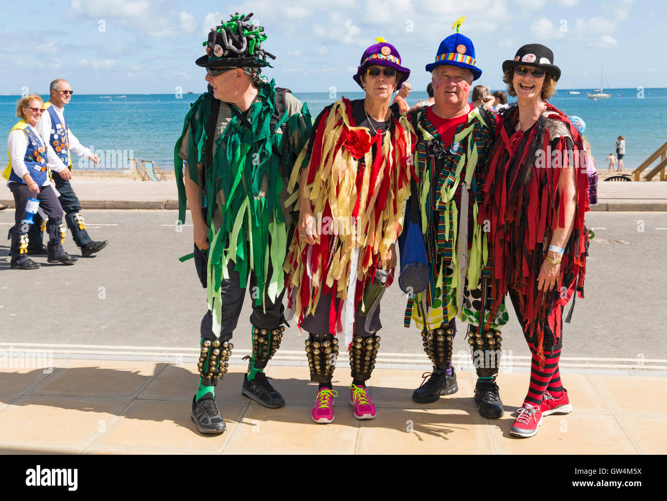 Swanage, Dorset, Regno Unito 11 Settembre 2016. La folla gregge per il secondo giorno di Swanage Folk Festival su un glorioso giorno caldo e soleggiato per vedere i gruppi di danza e musica lungo il lungomare. Membri della buccia di arancia Morris ballerini posano per una foto mentre un paio di Luna Piena Morris ballerini camminare dietro di credito: Carolyn Jenkins/Alamy Live News Foto Stock