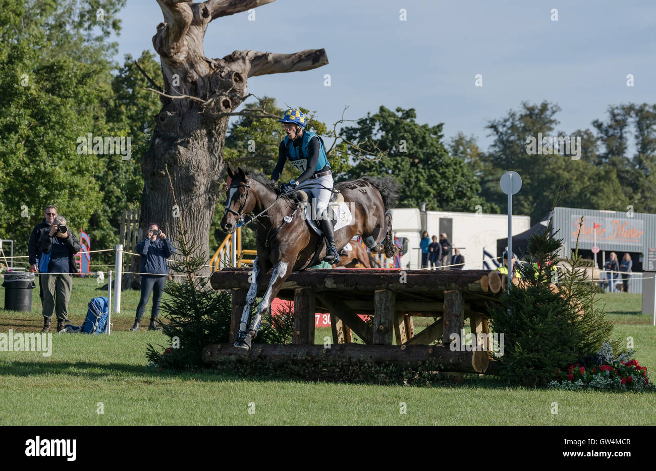 Piloti competere nel cross country horse trials a Blenheim Palace International Horse Trials. Credito: Scott Carruthers/Alamy Live News Foto Stock