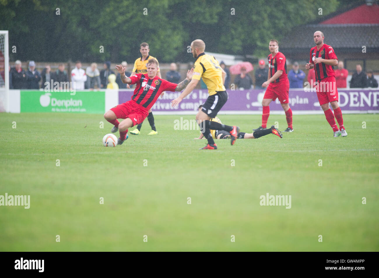 Home Gioco per undefeated Winchester città contro i leader del campionato Hereford FC che aveva iniziato la stagione con un record perfetto di sei vittorie in sei partite. Foto Stock
