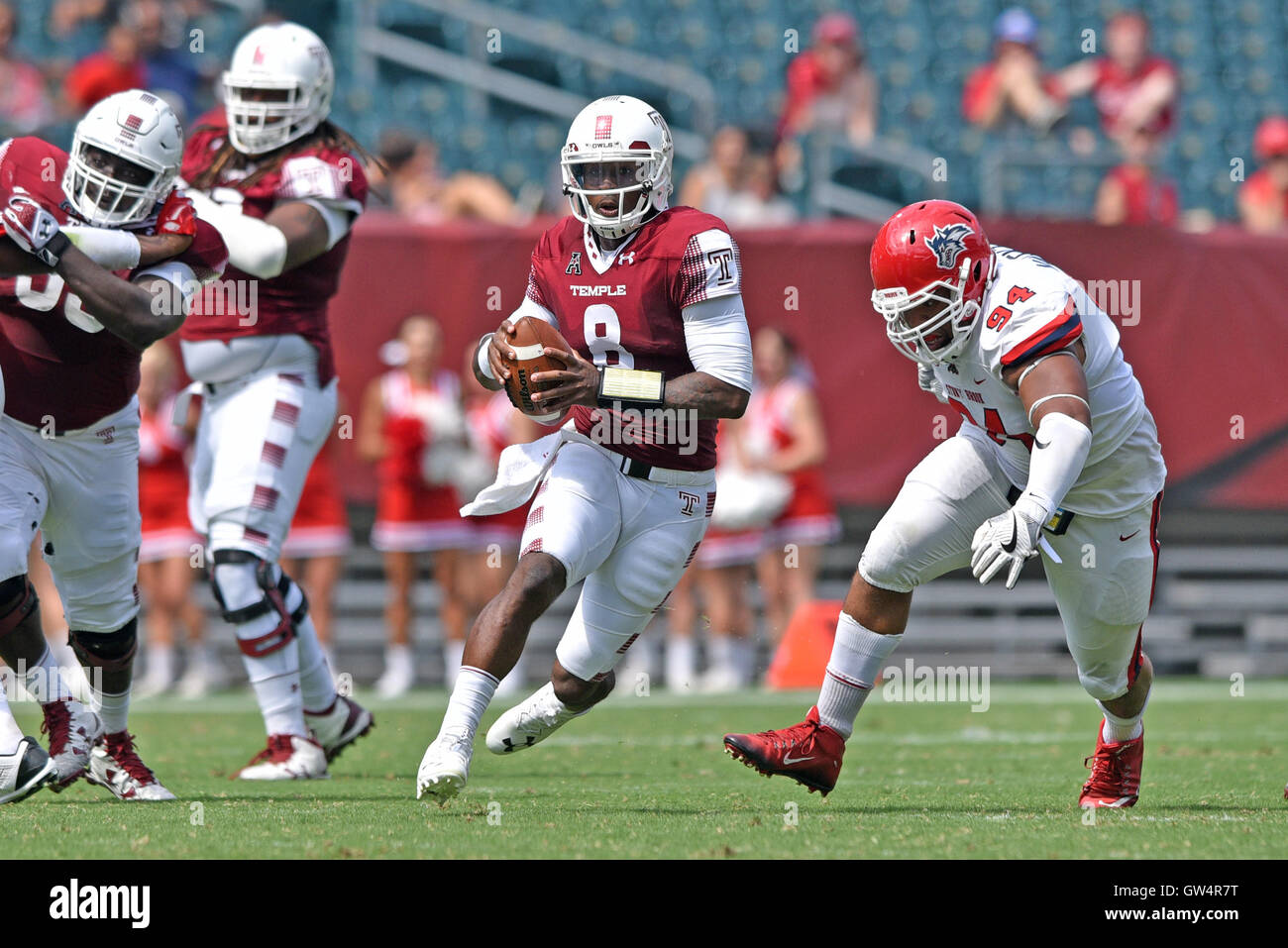 Philadelphia, Pennsylvania, USA. Decimo Sep, 2016. Tempio di gufi quarterback PHILLIP WALKER (8) rompe attraverso la linea su un rush durante una partita giocata al Lincoln Financial Field di Philadelphia. © Ken Inness/ZUMA filo/Alamy Live News Foto Stock