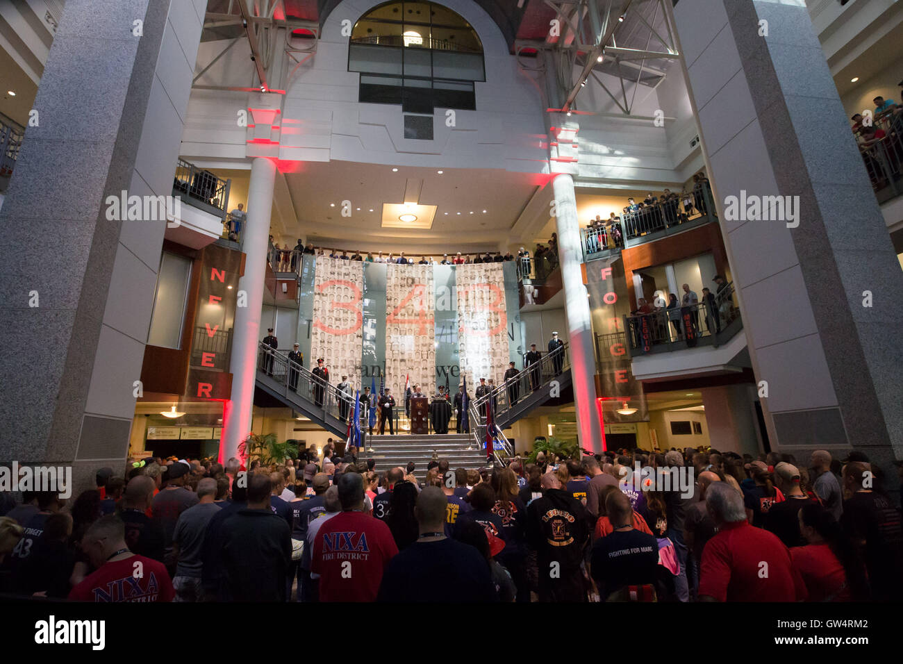 Kansas City, Missouri, Stati Uniti d'America. Undicesimo Sep, 2016. Kansas City mantiene la sua annuale 911 Memorial Stair salire in ricordo del 343 vigili del fuoco di New York che hanno dato la loro vita Settembre 11, 2001. I vigili del fuoco di tutto il Midwest hanno partecipato a un 110-storia di salita fino al padiglione di Città alta luogo. L'evento è una commemorazione per 911 e una colletta per S.A.F.E (coniuge superstite e famiglia Endowment Fund). Nella foto è la cerimonia di apertura di Kansas City's Memorial Stair salita. Credito: Serena S.Y. Hsu/ZUMA filo/Alamy Live News Foto Stock