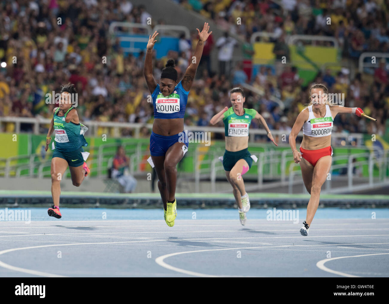 USA runner Deja giovani alza le braccia come vince le donne a 100 metri di T47 gara al 2016 Rio Giochi Paralimpici. Foto Stock