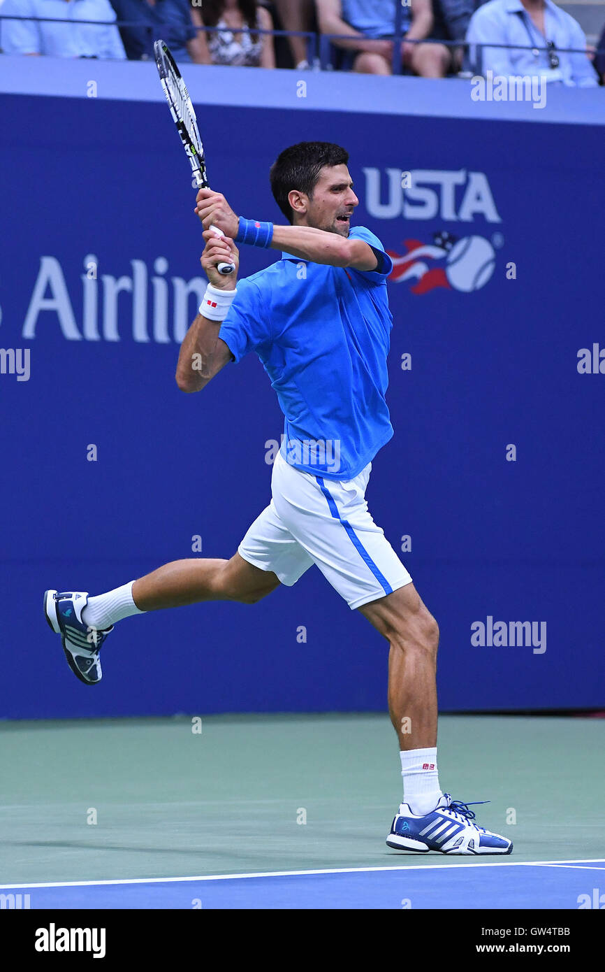 Flushing Meadows, New York, Stati Uniti d'America. Undicesimo Sep, 2016. Novak Djokovic (ser) restituisce a Stan Wawrinka durante il suo finals match in uomini singles titolo a US Open, ha suonato presso il Billie Jean King Tennis Center, Il Flushing Meadow, NY Credit: Azione Plus sport/Alamy Live News Foto Stock