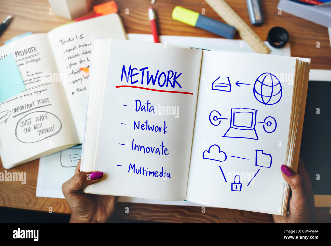 Il cyberspazio Network Multimedia innovare concetto di multimediale Foto Stock