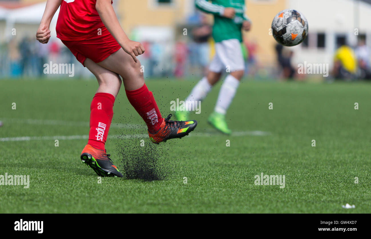 Junior tiro calcio a sparare da solo sotto il piede e la sfera Foto Stock