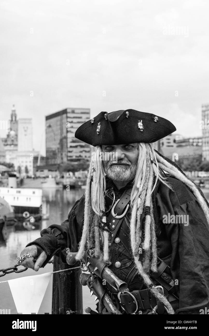 Jolly Roger sorvolano Liverpool Liverpool festa dei pirati Foto Stock