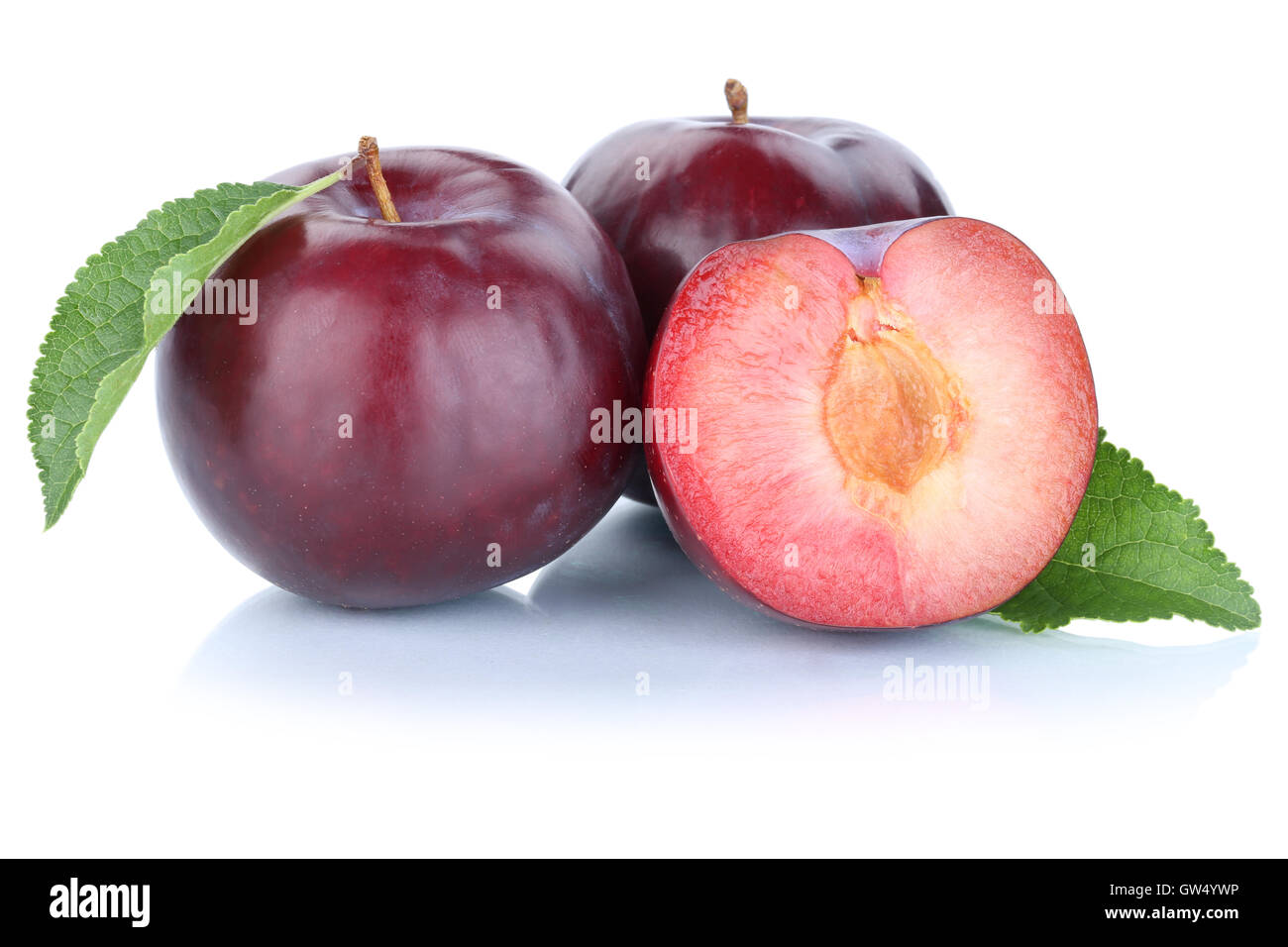 Le prugne prugna blu frutta fresca frutta isolato su uno sfondo bianco Foto Stock