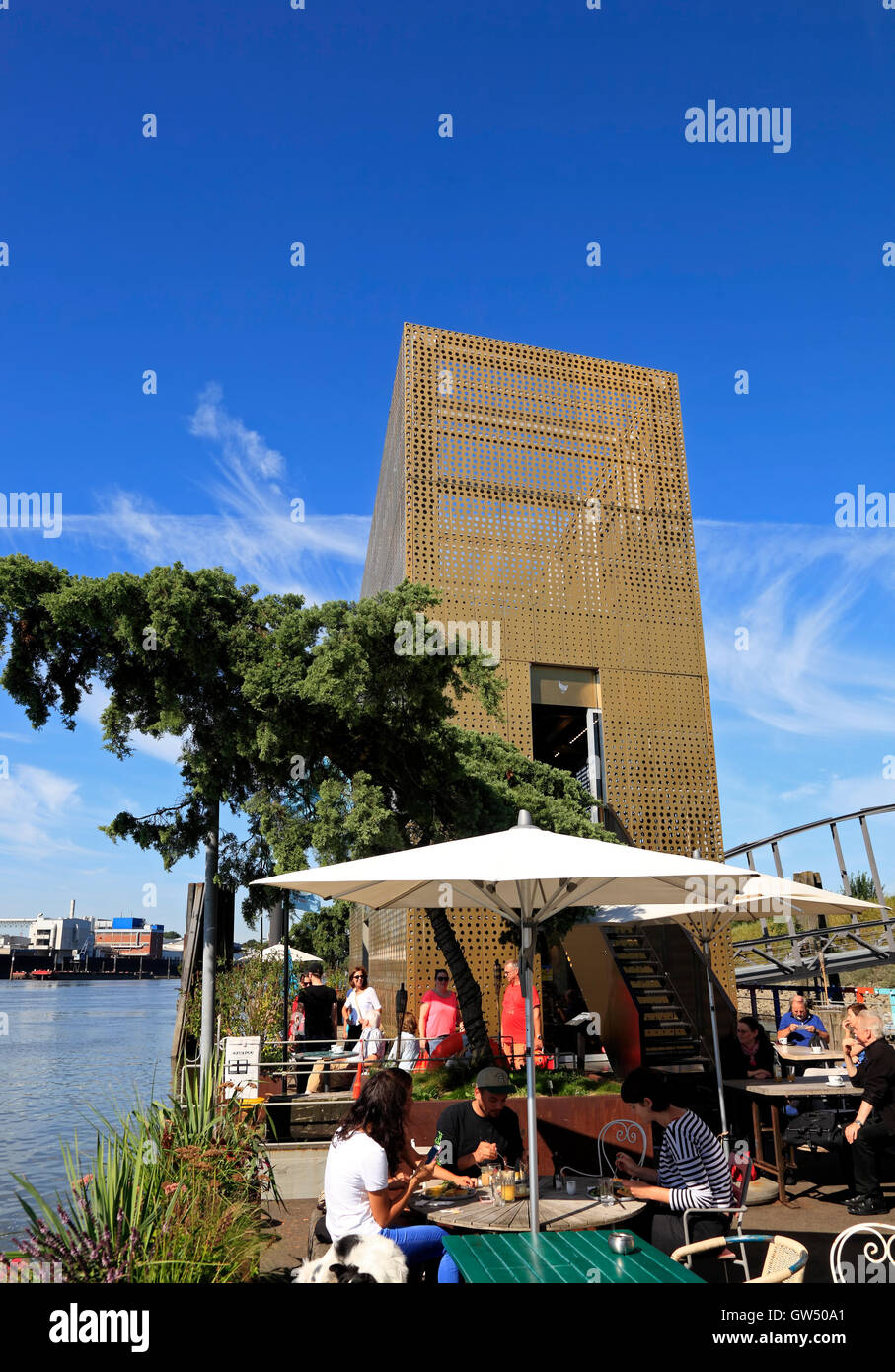 Penisola Entenwerder, Goldenen Pavillon e cafè al fiume Elba, Amburgo, Germania, Europa Foto Stock