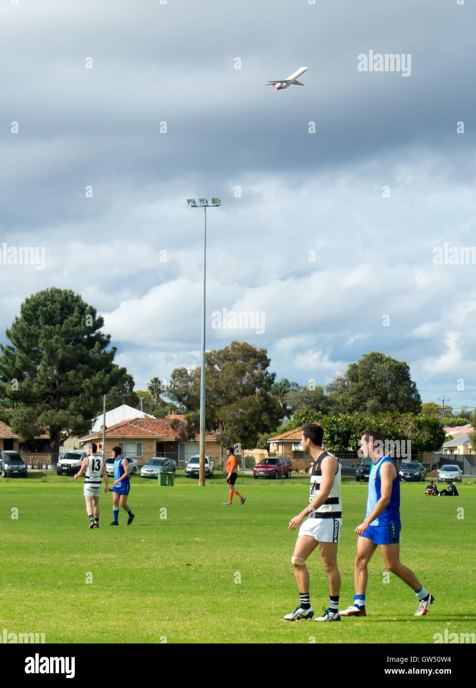Un aereo su Australian rules football, WAAFL GRADO D Grand gioco finale tra la Trinità d'Aquino e il nord di Fremantle. Foto Stock