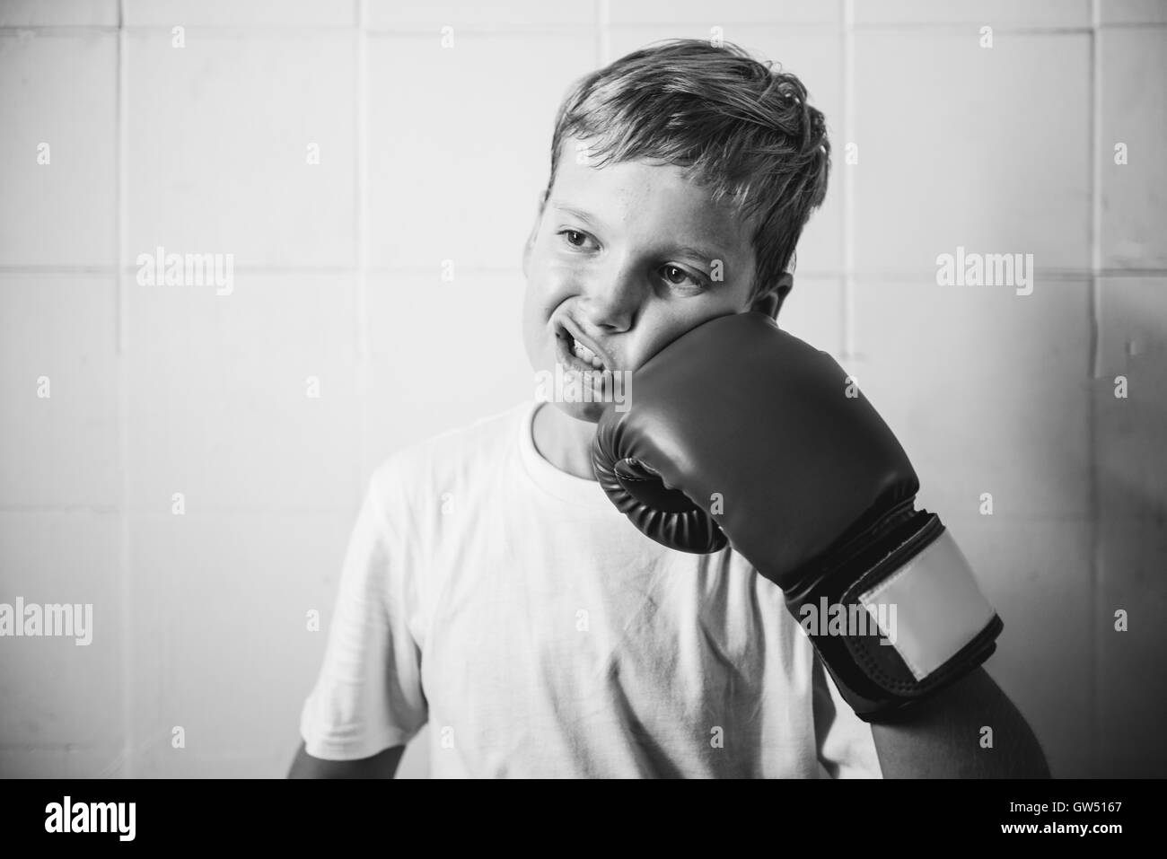 Ragazzo Boxing Training esercitare il concetto di movimento Foto Stock