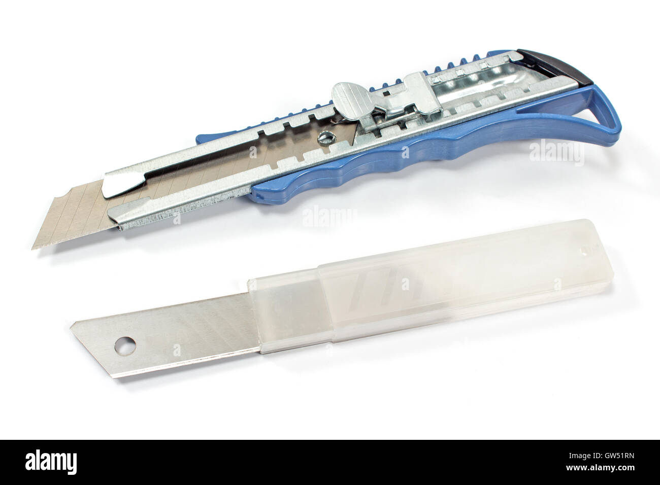 Carta da ufficio del coltello di taglio con lame isolato su bianco Foto Stock