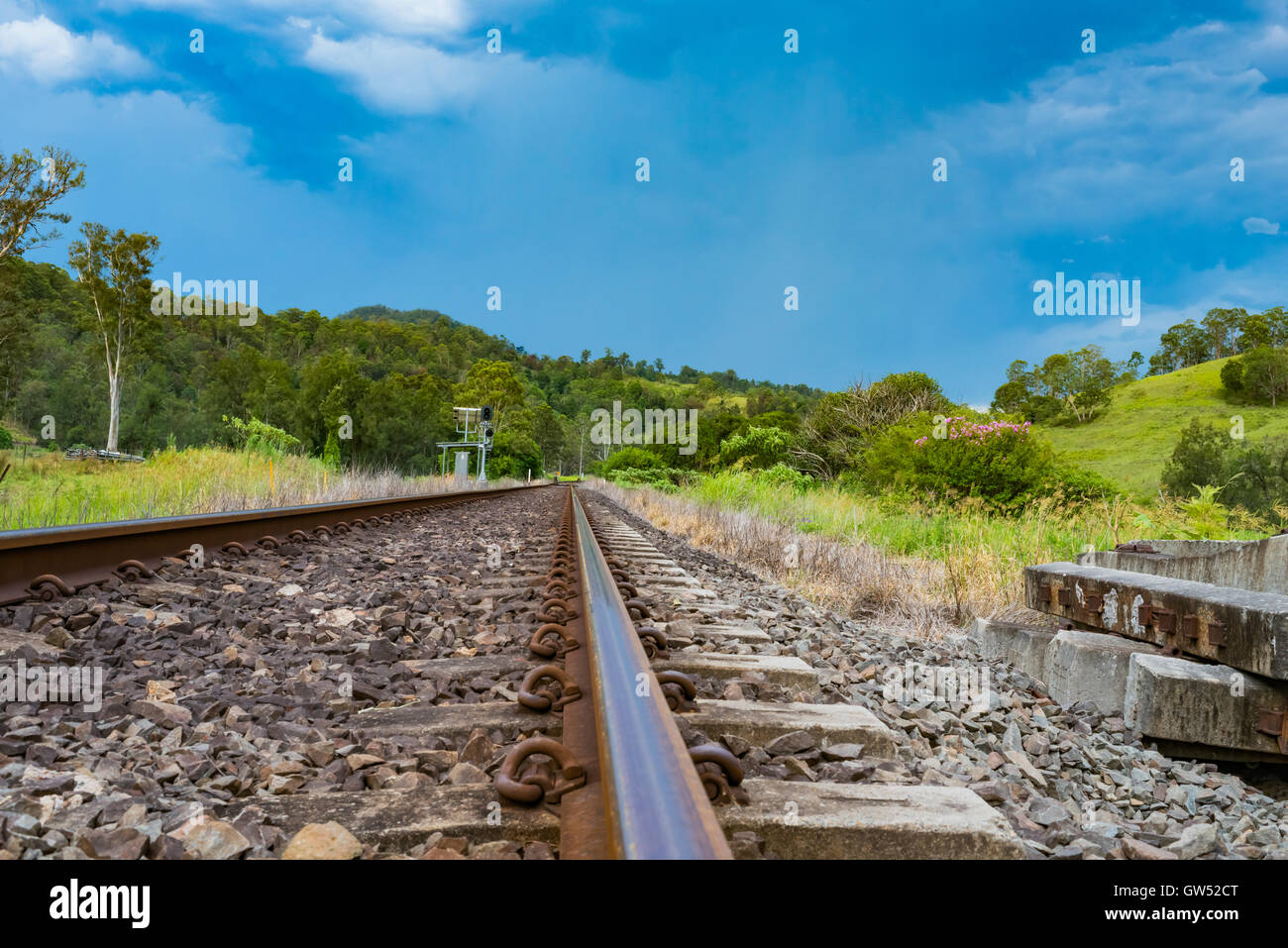 Vista dei binari della ferrovia, il rischio stazione ferroviaria, costa Nord linea ferroviaria, Nuovo Galles del Sud, Australia Foto Stock