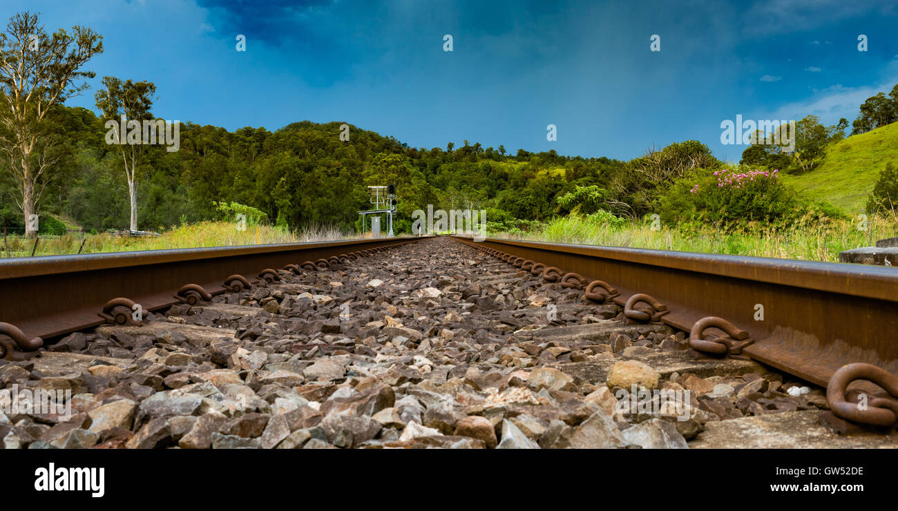 Vista dei binari della ferrovia, il rischio stazione ferroviaria, costa Nord linea ferroviaria, Nuovo Galles del Sud, Australia Foto Stock