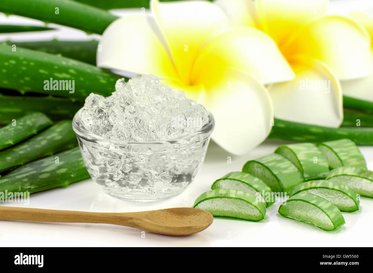 Pura Aloe vera gel su Aloe foglie e plumeria sfondo. Aloe vera gel utilizzare quasi in cibo, medicina e industria di bellezza. Foto Stock