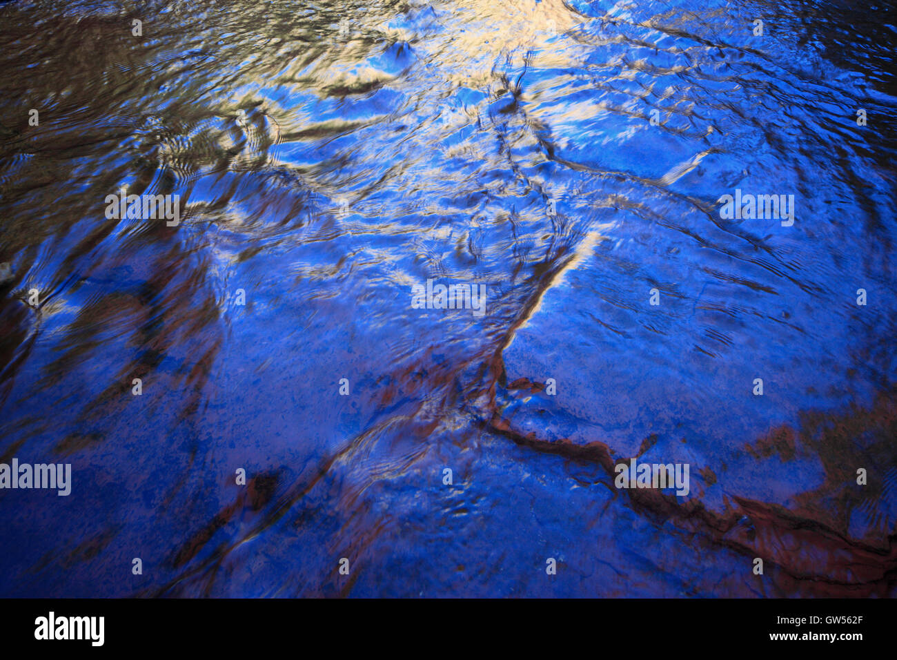 Cielo blu riflessa in Oak Creek Canyon vicino a Sedona in Arizona Foto Stock