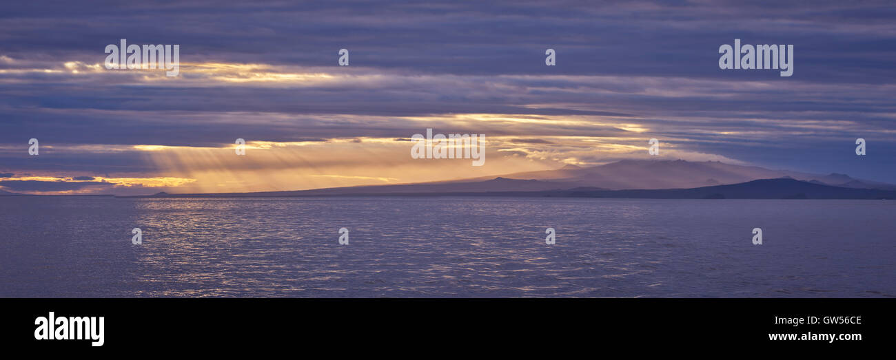 Raggi crepuscolari vicino al tramonto sull'isola di Santiago in isole Galapagos dell Ecuador Foto Stock