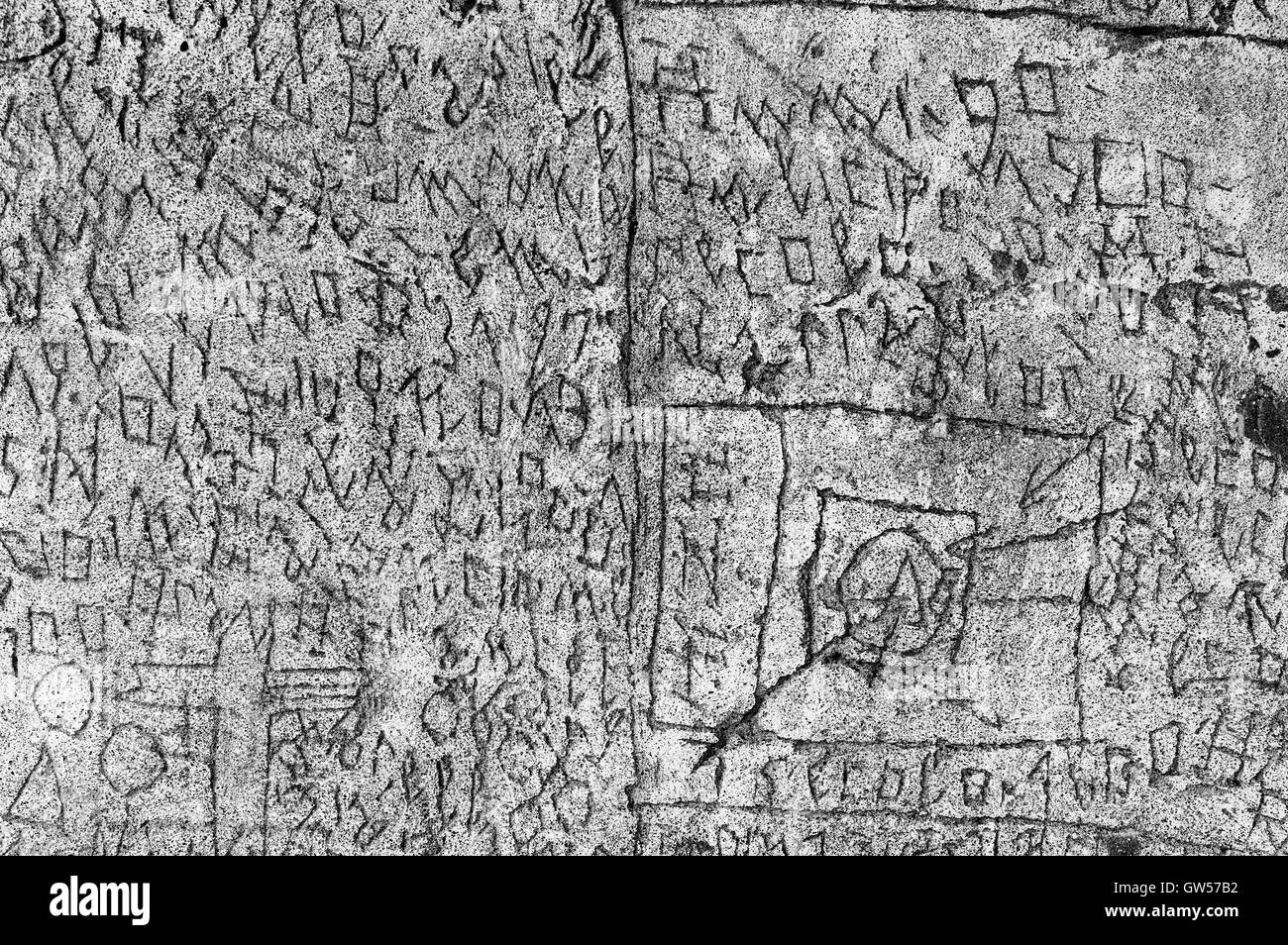 Volterra, Italia - Settembre 2016: una misteriosa serie di rune, simboli e lettere sono graffiato nel 180 di metri lungo courty Foto Stock