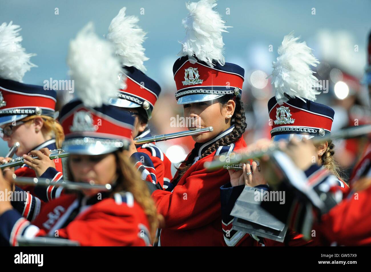 Marching Band membri riproduzione durante un tempo di emisaturazione prestazioni a una scuola di gioco di calcio. Stati Uniti d'America. Foto Stock