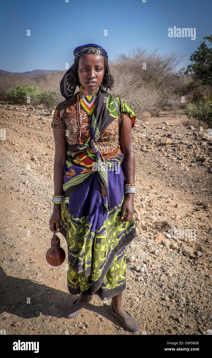 Giovane bellezza etiope a piedi nel deserto del sud Etiopia Foto Stock