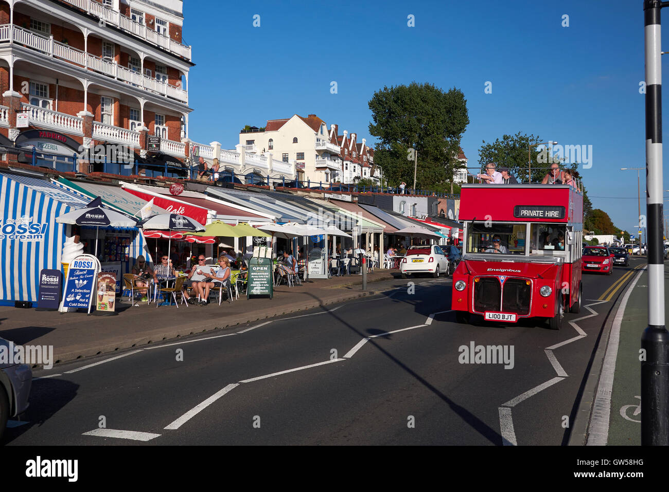 Private bus rosso. Southend on Sea, Essex, Regno Unito. Fine del 2016 estate Foto Stock