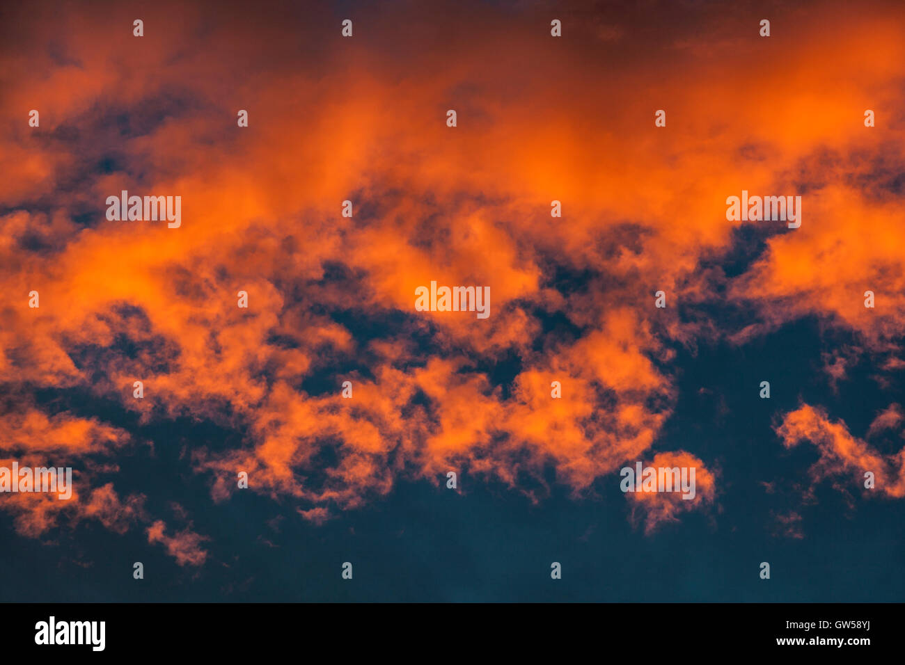 Abstract vibranti nuvole al tramonto Foto Stock