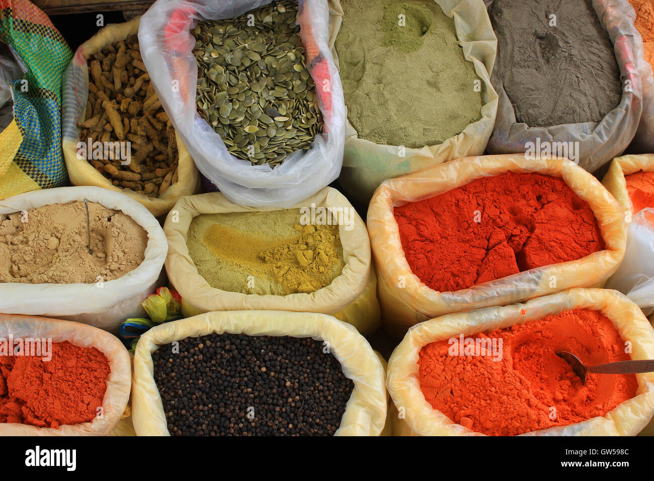 Colorato di erbe e di spezie per la vendita in un mercato di Otavalo, Ecuador Foto Stock