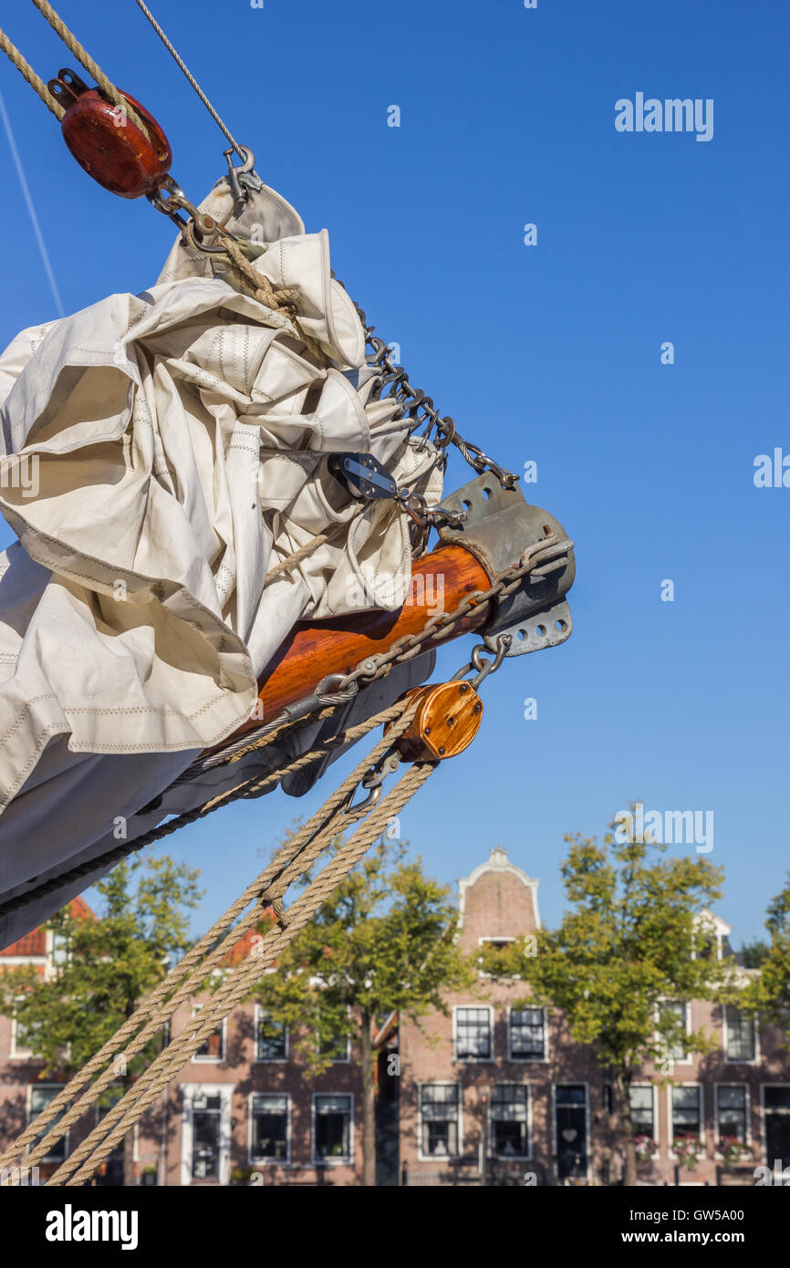 Dettaglio di una nave a vela in un porto circondato da storici olandese di facciate in Blokzijl Foto Stock