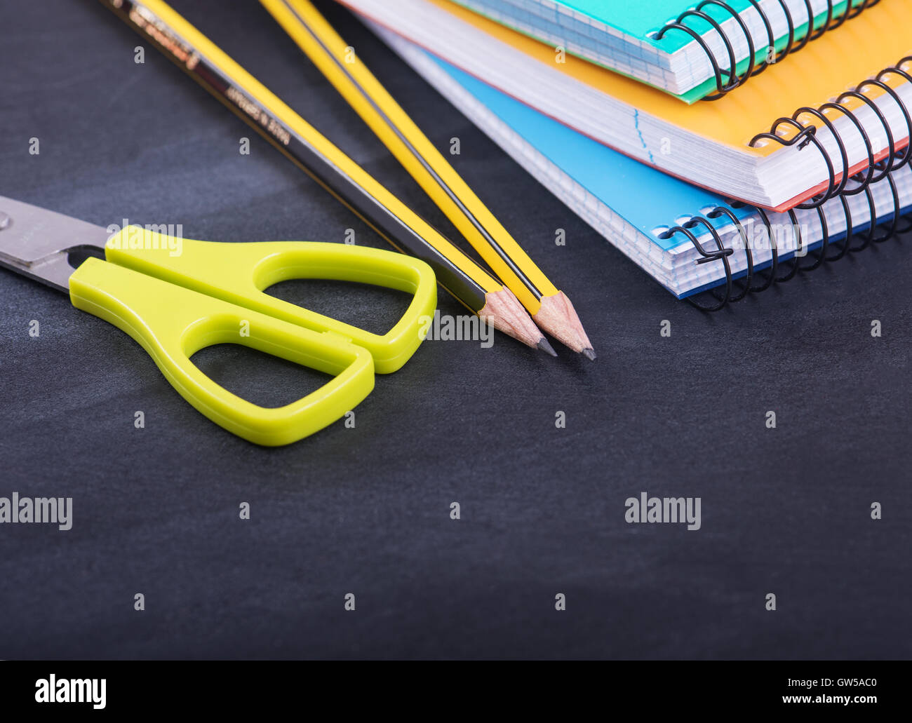 Natura morta con cipolle, uova di quaglia e la brocca di argilla Foto Stock