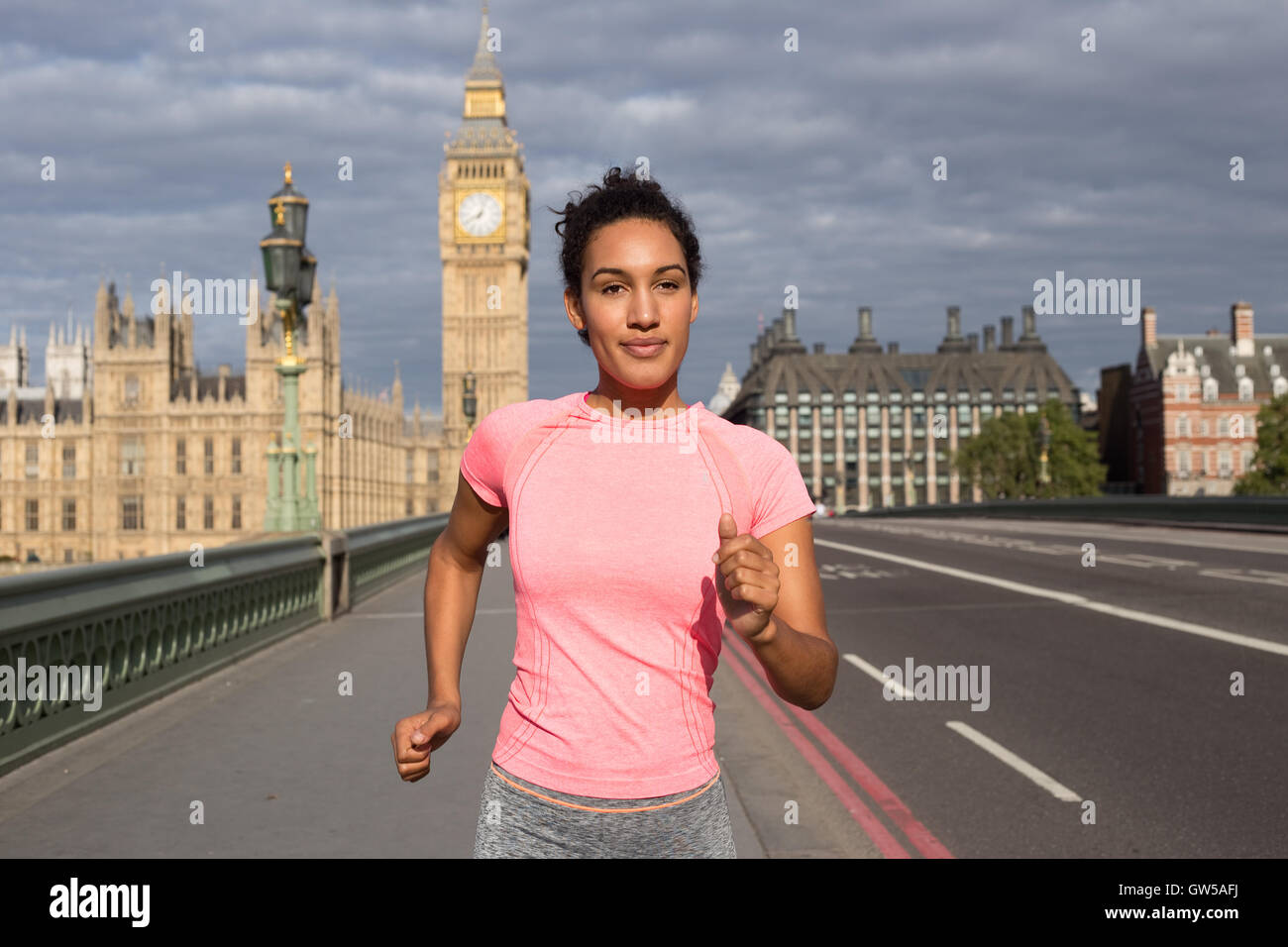 Giovane donna in esecuzione in Londra Foto Stock