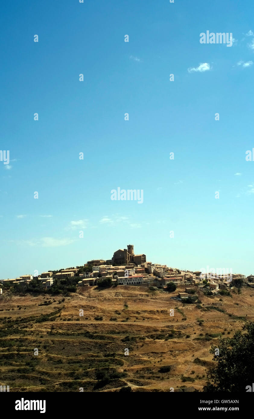 Il medieval hilltop village di Ujue è visto nella regione della Spagna Agosto 28, 2016. Copyright fotografia John Voos Foto Stock